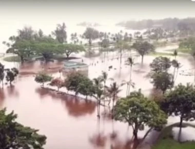 Συγκλονίζουν οι εικόνες από την Χαβάη - Το πέρασμα του τυφώνα Lane «βούλιαξε» τα νησιά (βίντεο)